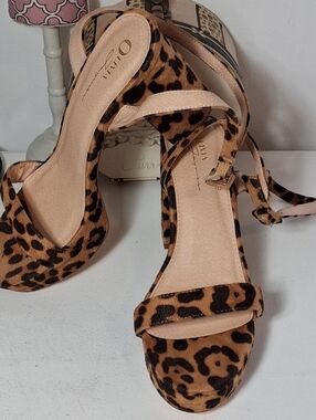 Olivia Ferguson Leopard Print Open Toe Strappy Block Heels Sz 9M NWOB
